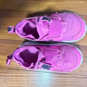 Nike Kids Sneakers in Vibrant Pink